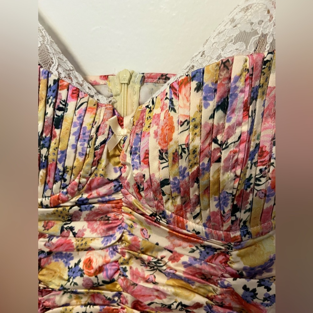 Strangers & Lovers Floral ruched bodycon dress - Picture 6 of 11